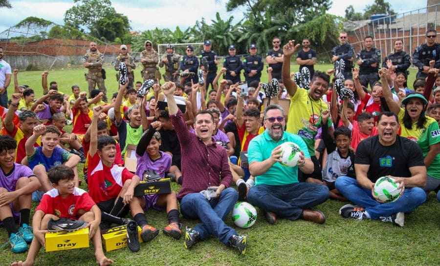 Segurança Pública realiza ação de Natal com entrega de presentes e materiais esportivos